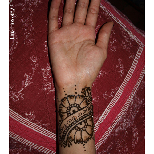 Tatouage au henné sur le poignet