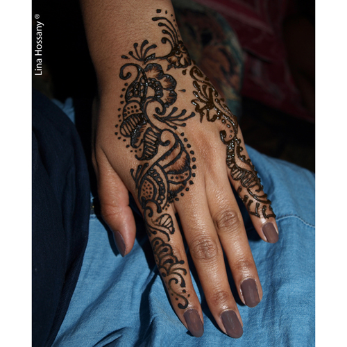 Tatouage au henné sur la main